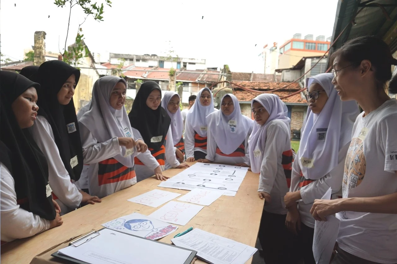 As an introduction to the workshop topic, the facilitator encouraged the students to reflect on their consumption habits, and how they can incorporate the 7Rs (Rethink, Refuse, Reuse, Reduce, Repurpose, Recycle, and Rot) into their daily decision-making. All of the students were visiting Hin Bus Depot for the first time. The facilitator explained the story of Hin Bus Depot, and the owner Mr. Tan’s idea of converting an old bus depot into the current creative space, as a case study of repurposing.
