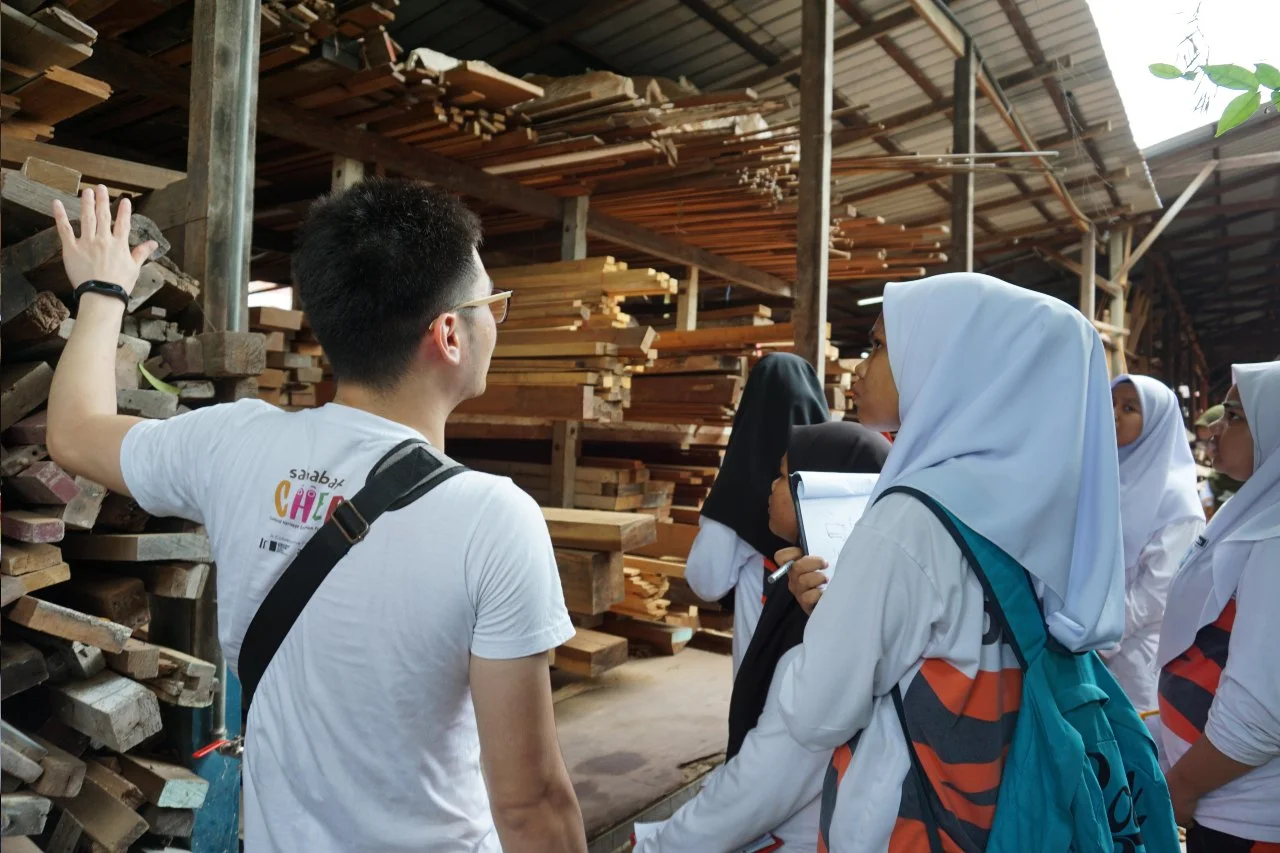 Touring around Mr. Sim’s wood supply shop, the students gained a deeper understanding of how reclaimed wood can be used in furniture-making. Facilitators introduced the students to the sources of reclaimed wood, and the financial and environmental cost analysis involved in using reclaimed wood.