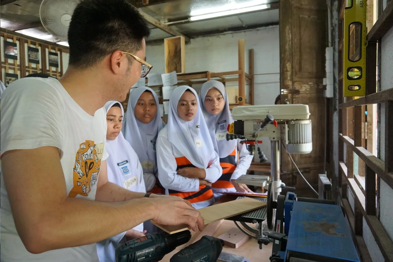 Back at Hin Bus Depot, students learned about basic woodcraft tools and techniques as well as safety guidelines at Woodsmen Makerspace , a woodworking studio. The facilitator demonstrated how to use a sanding machine in a safe manner.