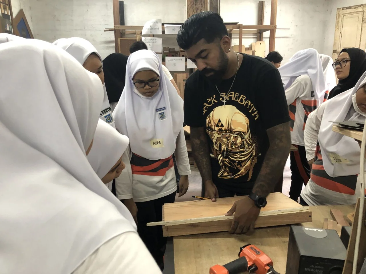 As the students worked in groups, Nic, carpentry expert and owner of Woodsmen Makerspace, guided them in the process.