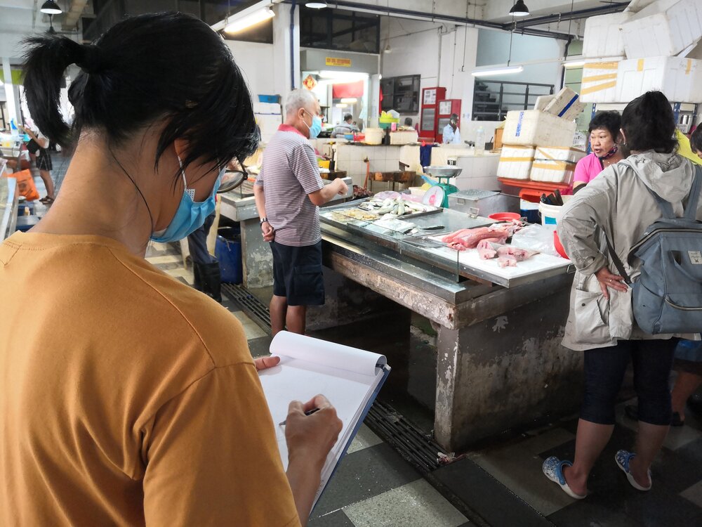  One of the trainees sketching the vendor’s portrait. 