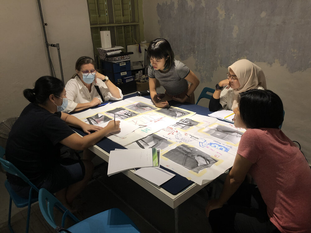  The team discussing the plan with the designers based on the input gathered from the  Mai Bincang  session. 