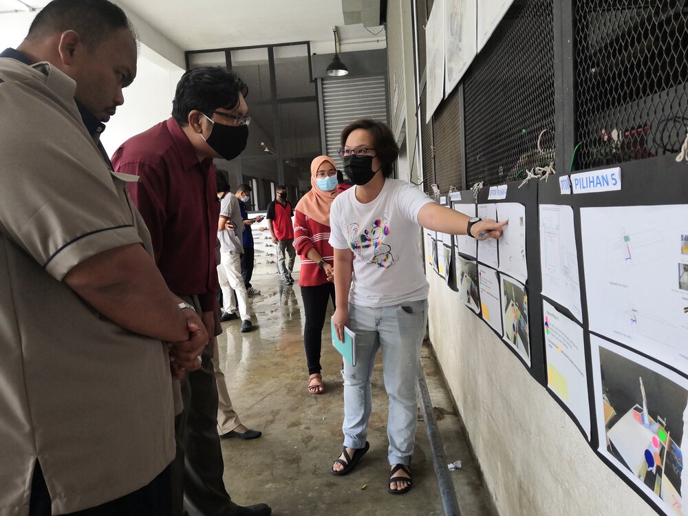  Trainees explaining the suggested design with inputs from the vendor to The Municipal Council of Penang Island representative. 