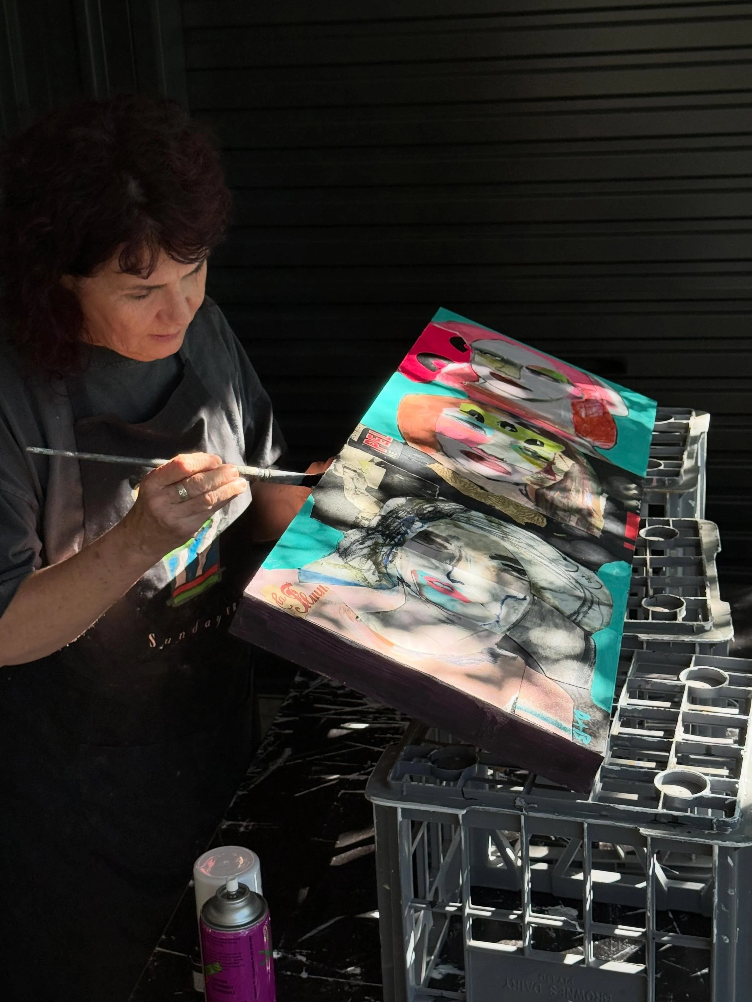 Nothing polished over here 😉

No rulers, no straight lines just me painting borders (on some new works 👀) balanced on my milk crates outside. 

#contemporaryart #westernaustralianartist #aussieart #dabartist #authenticart