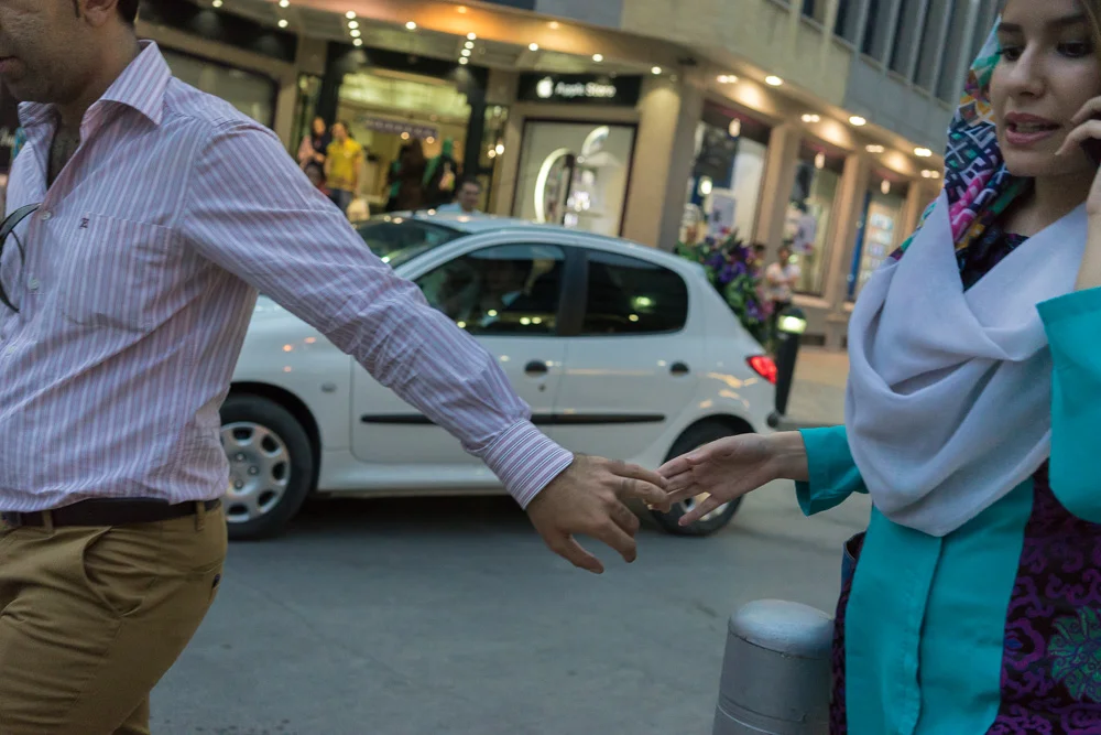 June 19, 2014 - Isfahan, Iran. A young couple walks hand by hand in the streets of Isfahan. © Thomas Cristofoletti / Ruom