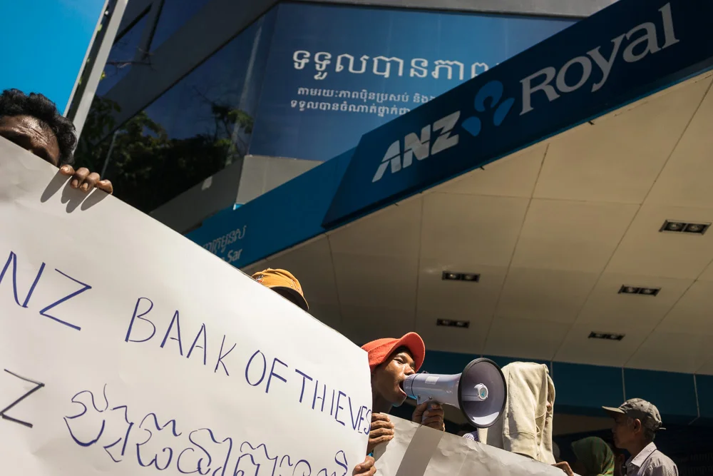 September 30, 2014 - Phnom Penh (Cambodia). Demonstrators in front of the headquarters of the ANZ Royal bank protest the funding by ANZ Royal to Phnom Penh Sugar who are involved in an ongoing land dispute in Kampong Speu. © Thomas Cristofoletti / Ruom