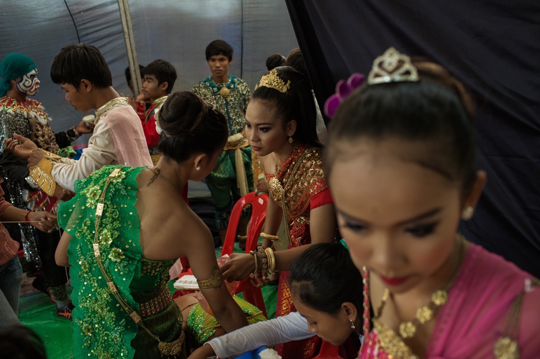 July 25, 2013 - Phnom Penh. Youth actors and Apsara dancers prepare for an event organized by the ruling party at Wat Bopum Park. © Thomas Cristofoletti / Ruom