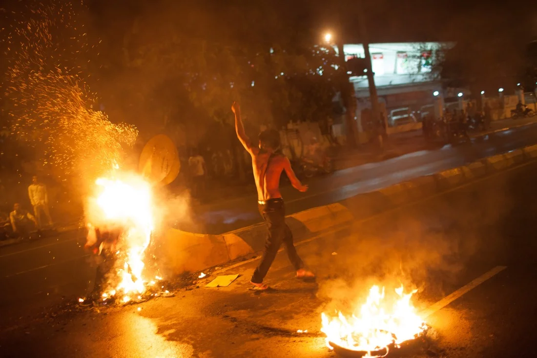 September 15, 2013 - Phnom Penh. Clashes erupt in Phnom Penh after commuters were barred from returning home. The angry protestors confronted riot police who responded with tear gas and live rounds leaving one protester dead and several wounded. © Thomas Cristofoletti / Ruom