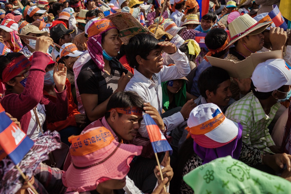 October 23, 2013 – Phnom Penh. Cambodia National Rescue Party supporters defy the heat during the first day of protest at Freedom Park. © Thomas Cristofoletti / Ruom