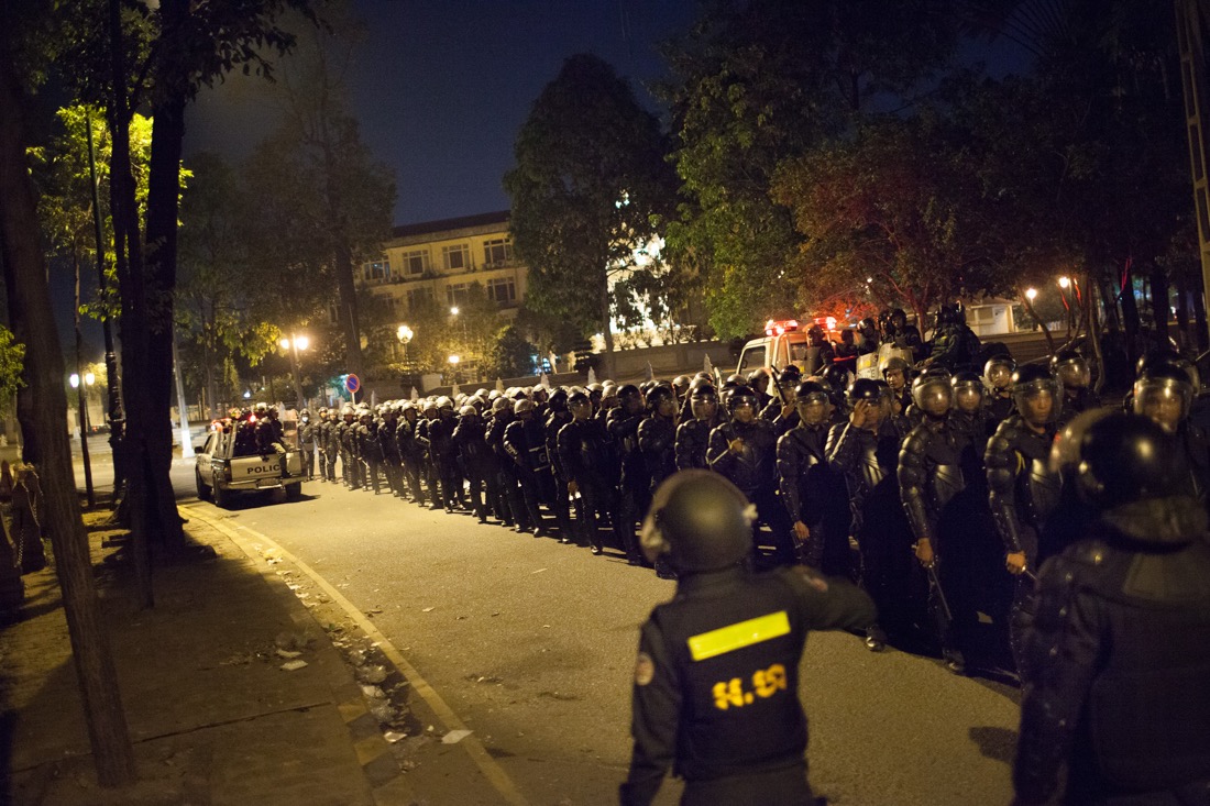 December 10, 2013 - Phnom Penh. Hundreds Cambodian anti-riot police are deployed to prevent a protest organised by a dozen people in front of the US Embassy during International Human Rights Day. © Thomas Cristofoletti / Ruom