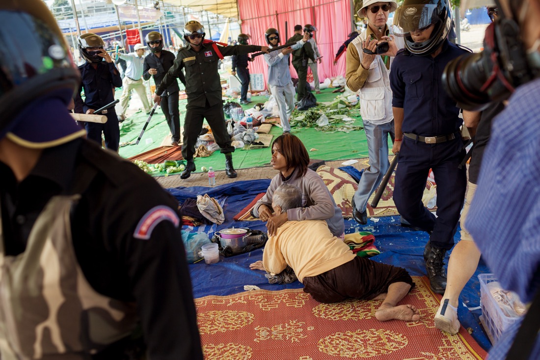 January 04, 2014 – Phnom Penh Cambodia. A group of hired workers dismantle structures at the camp set up by Cambodia National Rescue Party leaders at Freedom Park. The CNRP had been leading demonstrations in Phnom Penh since early December using Freedom Park as their base. © Thomas Cristofoletti / Ruom
