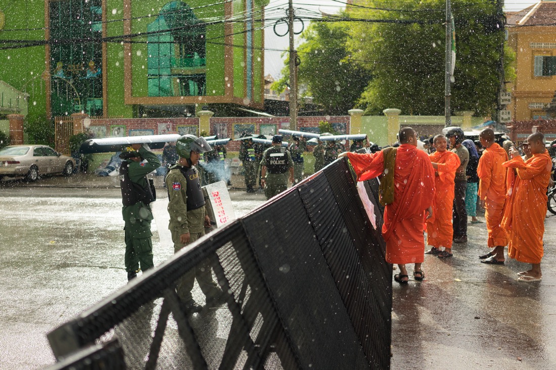 July 16, 2014, Phnom Penh. Heavy rains fall over a group of monks gathered to ask for the liberation of the opposition lawmakers arrested the day before during a clash with municipality guards. © Thomas Cristofoletti / Ruom