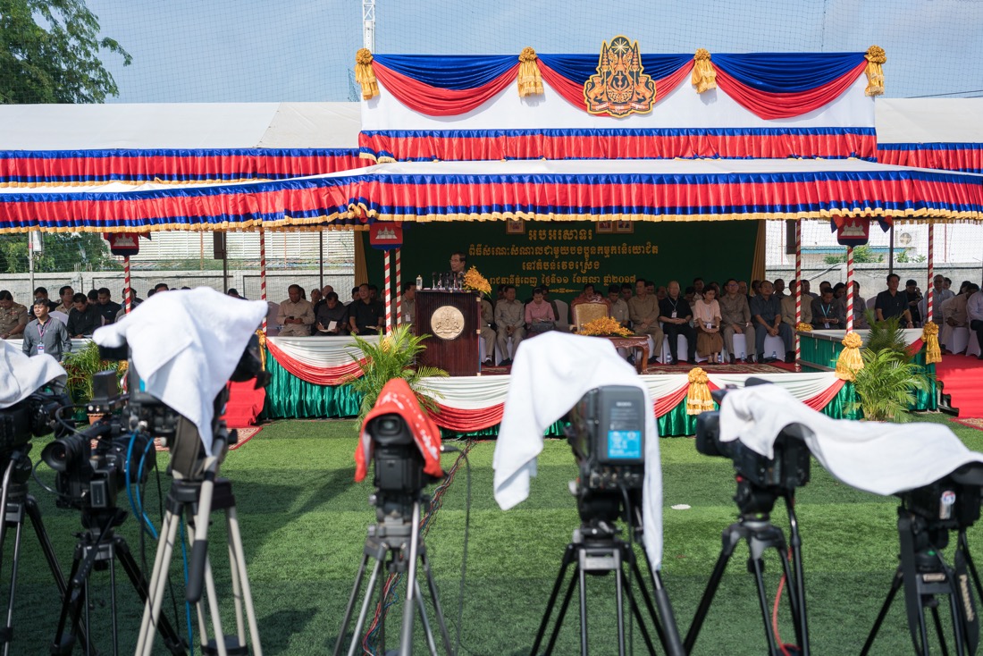 Hun Sen meets garment workers