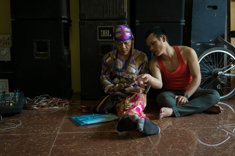  March 22, 2014 - Phnom Penh. Champa practices a song in preparation of a wedding ceremony together with her former boyfriend. © Thomas Cristofoletti / Ruom 