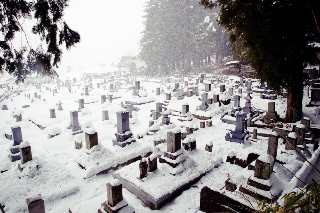  January 07, 2010 - Takayama (Japan). Snow over the local cemetery in Takayama. © Thomas Cristofoletti / Ruom 