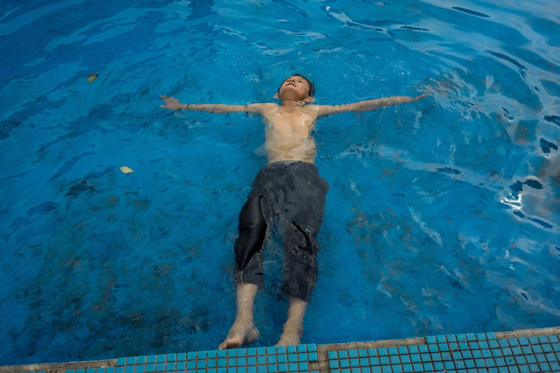  June 11, 2014 - Qom, Iran. A kid swims in a fountain close to the holy shrine of Qom, in central Iran. © Thomas Cristofoletti / Ruom 