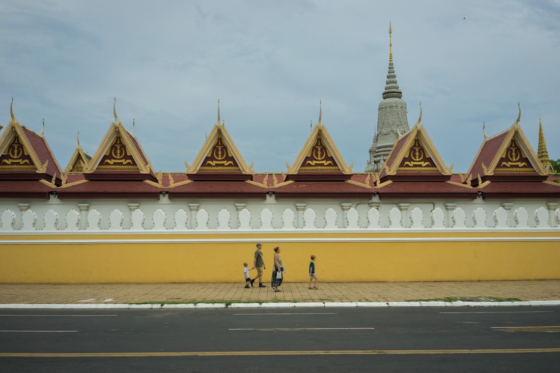  April 4, 2014 - Phnom Penh. A family of tourist walks pass by the Royal Palace. © Thomas Cristofoletti / Ruom 