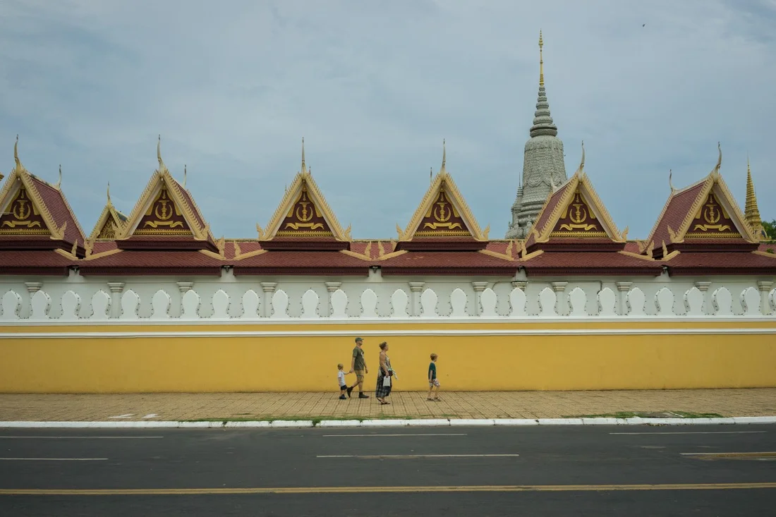 April 4, 2014 - Phnom Penh. A family of tourist walks pass by the Royal Palace. © Thomas Cristofoletti / Ruom