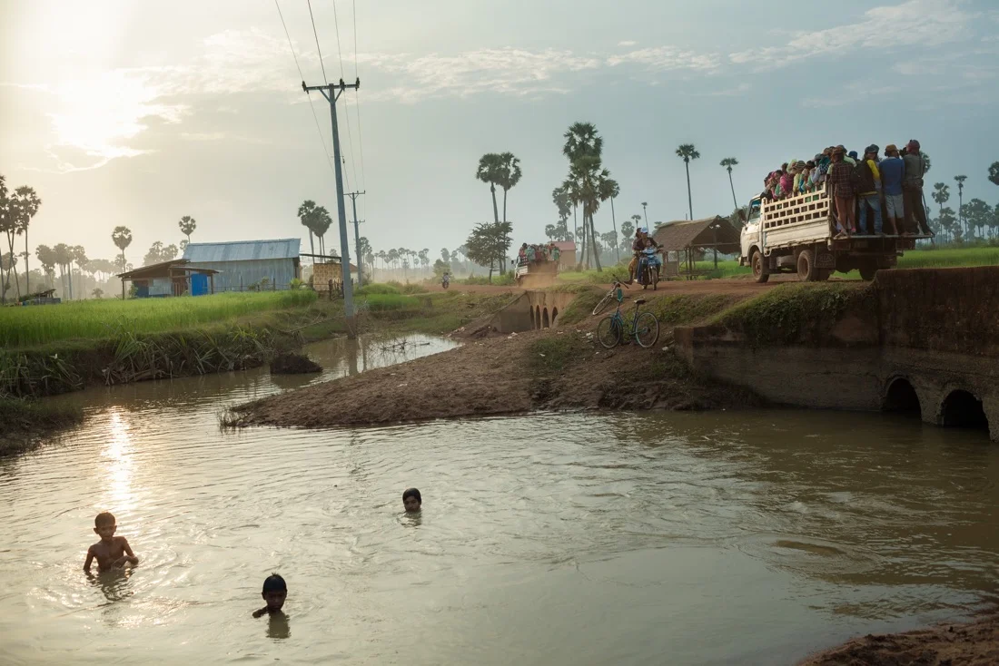 October 26, 2013 - Kampong Chhnang. Garment factory workers come back home in Span Dieg village, 40km north of Phnom Penh. © Thomas Cristofoletti / Ruom