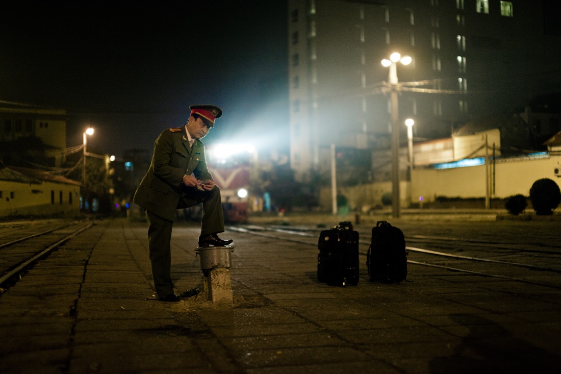  February 05, 2011 - Hanoi (Vietnam). An army officer waits the train at Hanoi station. © Thomas Cristofoletti / Ruom 