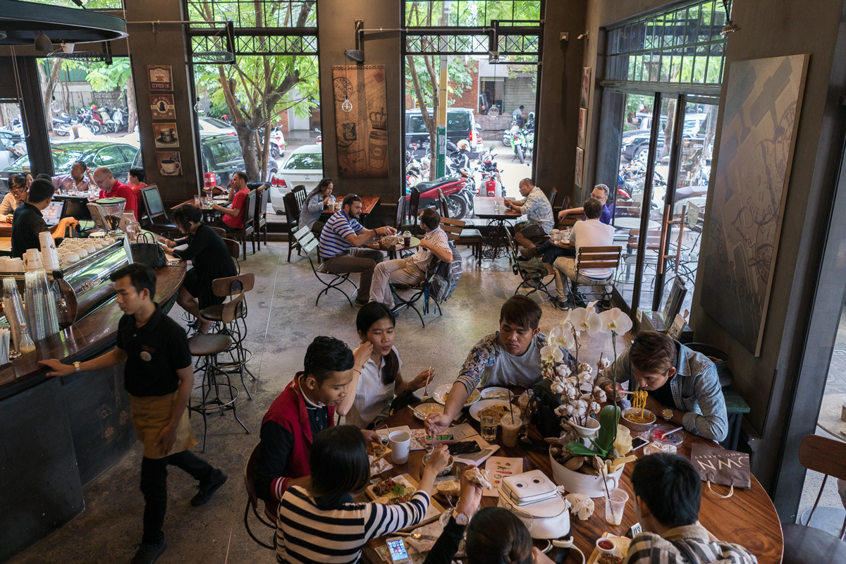 August 15, 2016 - Phnom Penh (Cambodia). Young Cambodians have lunch in one of the Brown Cafe - one of the most famouse coffee chain in Cambodia - of the capital, Phnom Penh. Cambodia has undergone rapid economic development in recent decades. However, the country still lacks the infrastructure required for the energy sector to match the pace of development and the capital Phnom Penh consumes 90% of Cambodia’s electricity. © Thomas Cristofoletti / Ruom