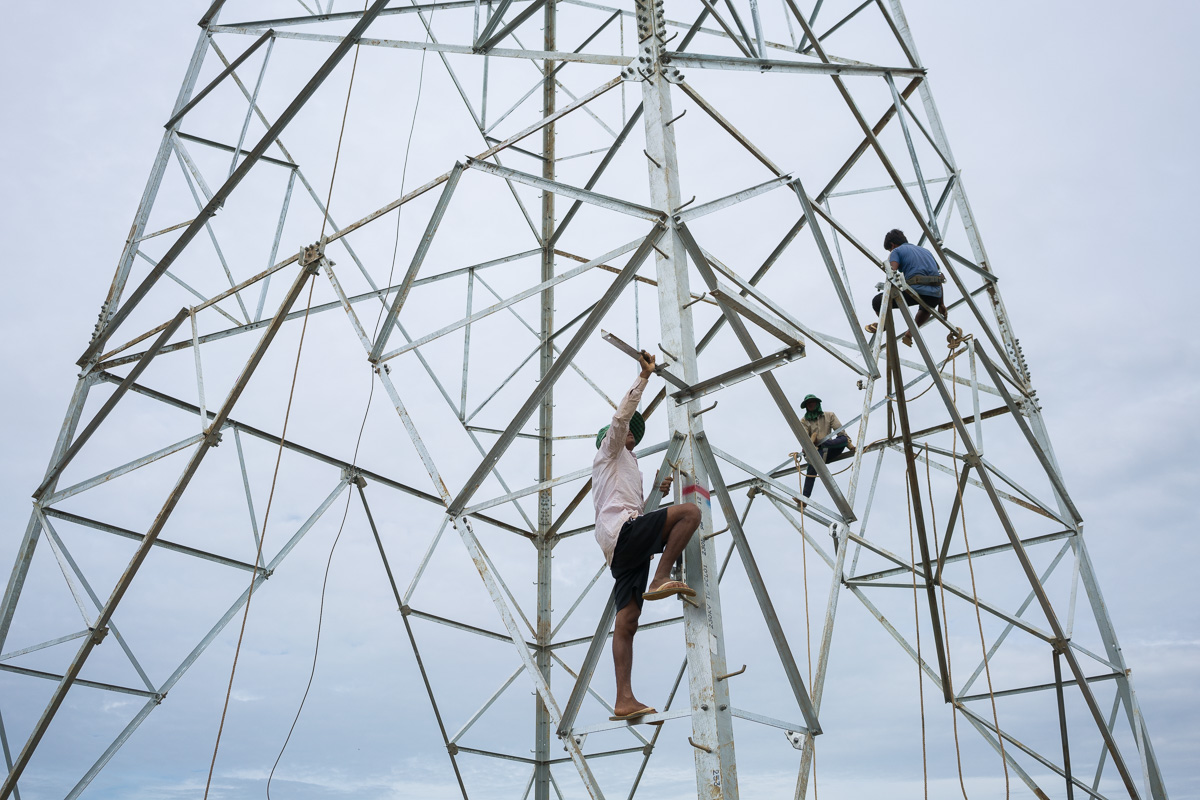 Dec 18, 2016 - Kratie, Cambodia. Workers connect lines for new electrify towers in Cambodia. Cambodia’s power grid has been largely dependent on electricity imports from neighbouring countries since 1993, with the country having to import 1,691 megawatts from Vietnam, 579 megawatts from Thailand and 10.73 megawatts from Laos in 2013. © Thomas Cristofoletti / Ruom
