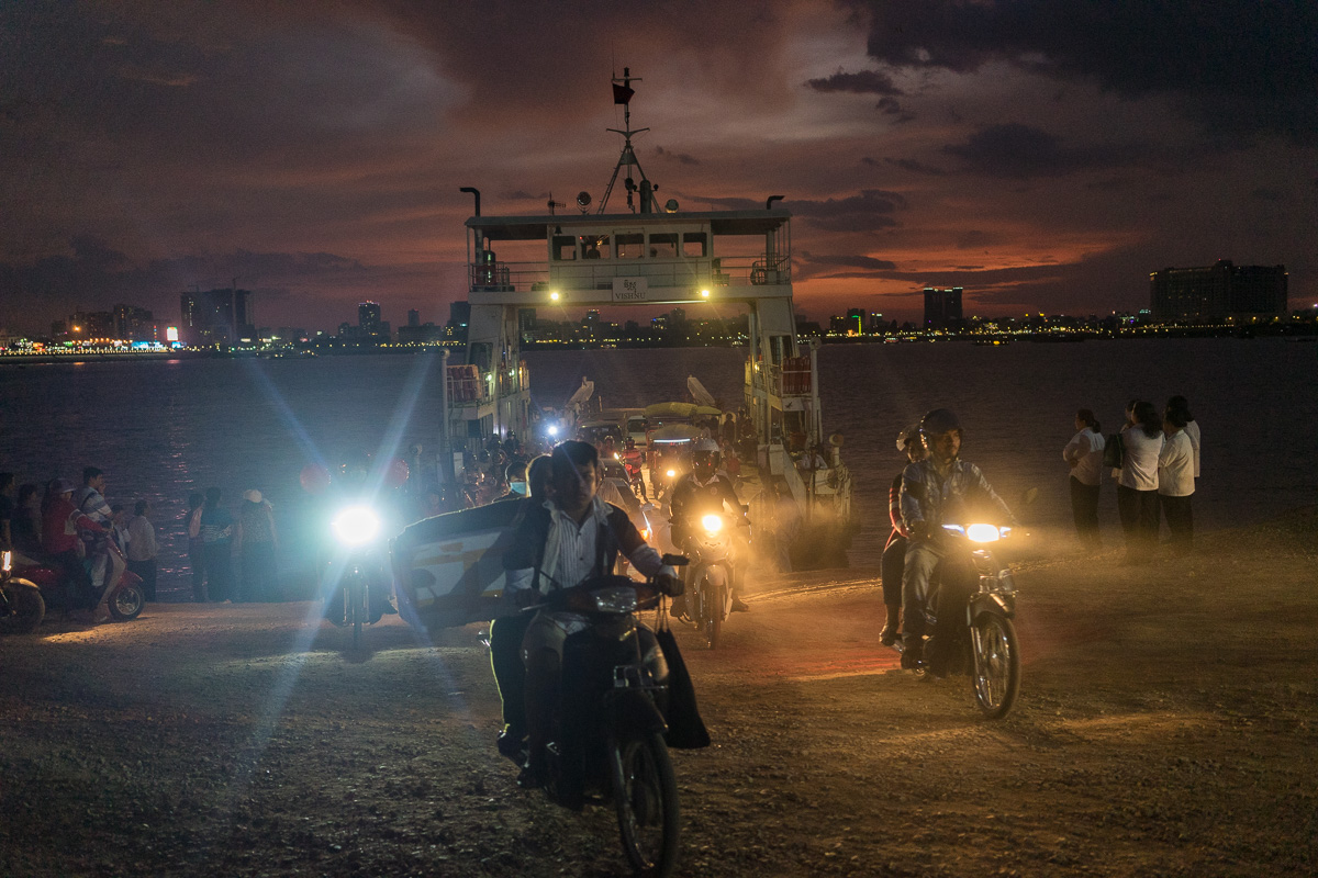 April 22, 2017 - Phnom Penh (Cambodia). Commuters desembark one of the ferry that connects central Phnom Penh with the village of Akreiy Ksatr, on the opposite side of the Mekong river. © Thomas Cristofoletti / Ruom