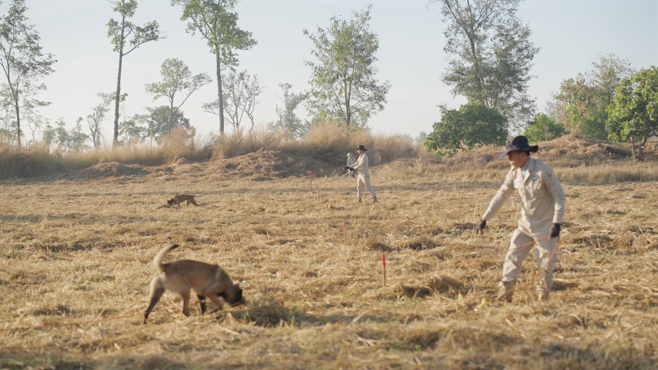 VOA_UXO_Deminers_Cambodia03.jpg