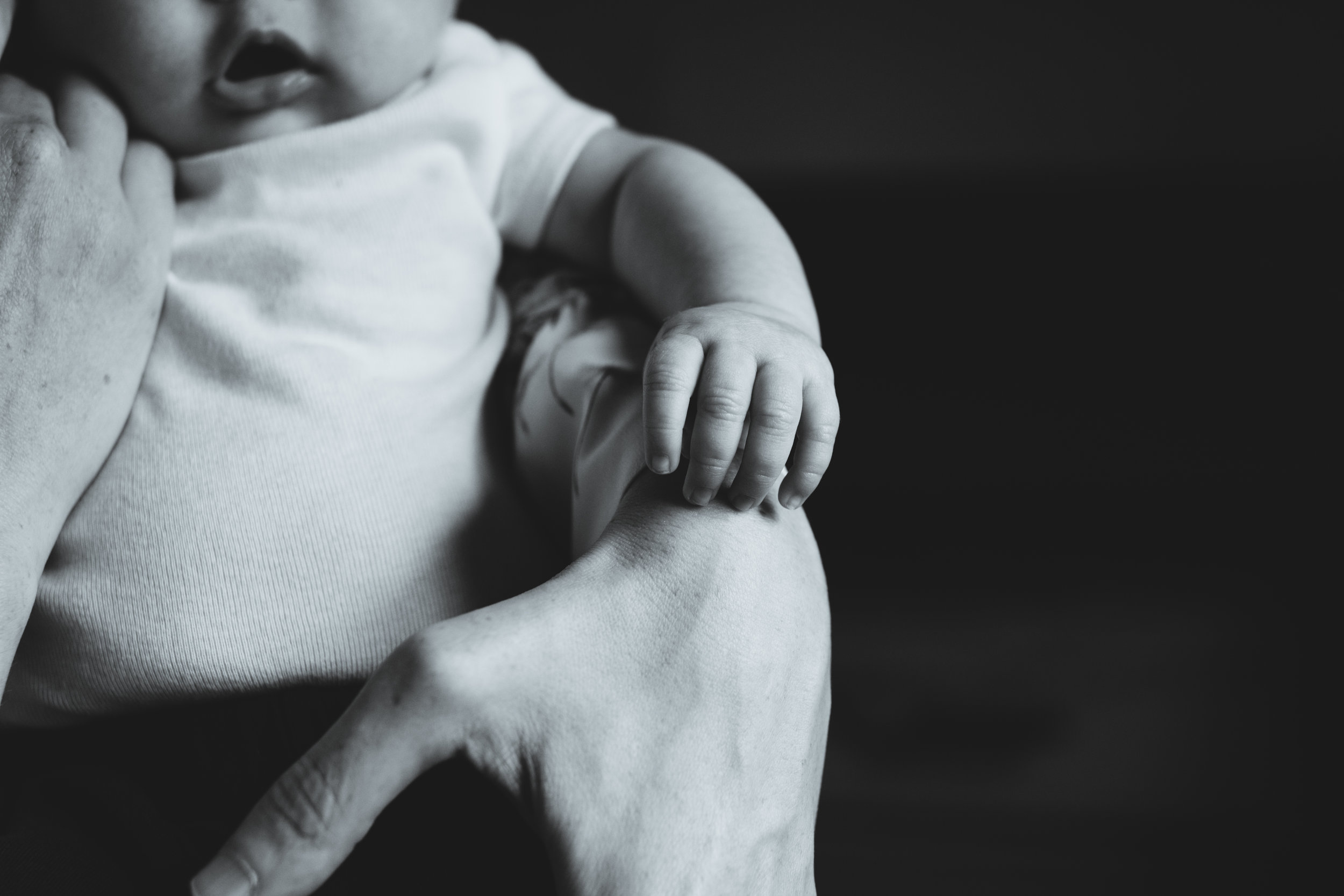 Newborn hands black and white photo | Jaime Bugbee Photography