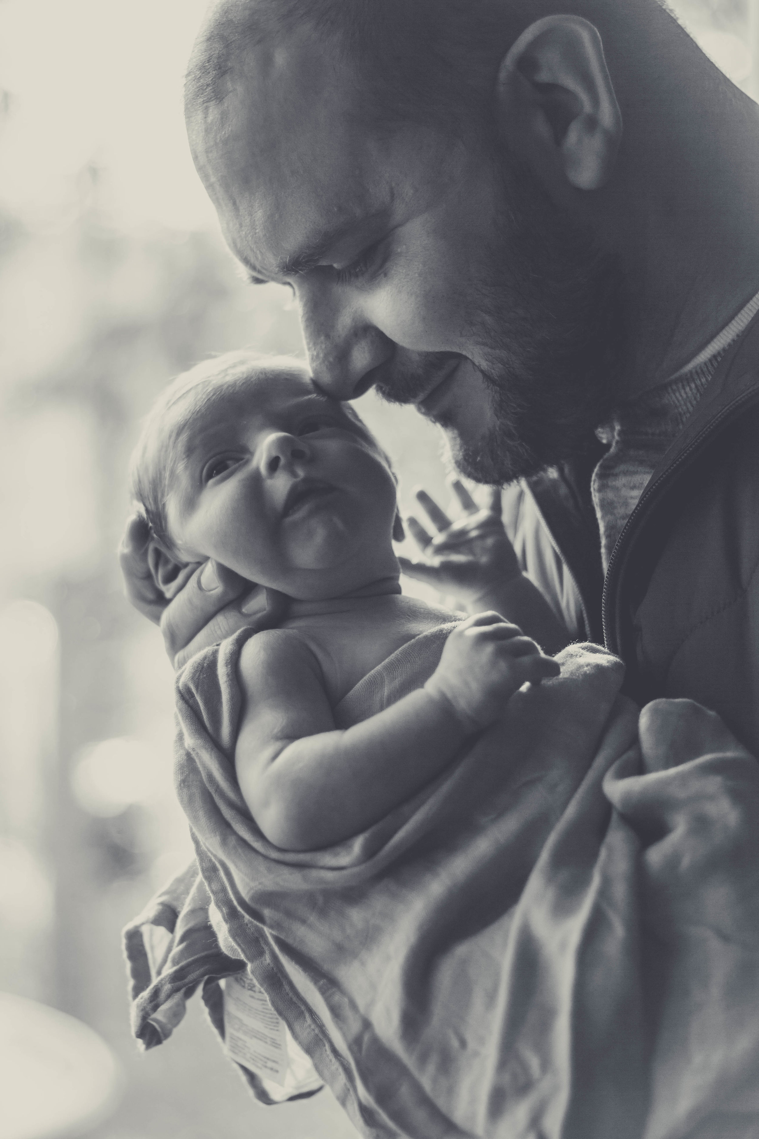 Dad kissing newborn baby | Vancouver Washington | Jaime Bugbee Photography