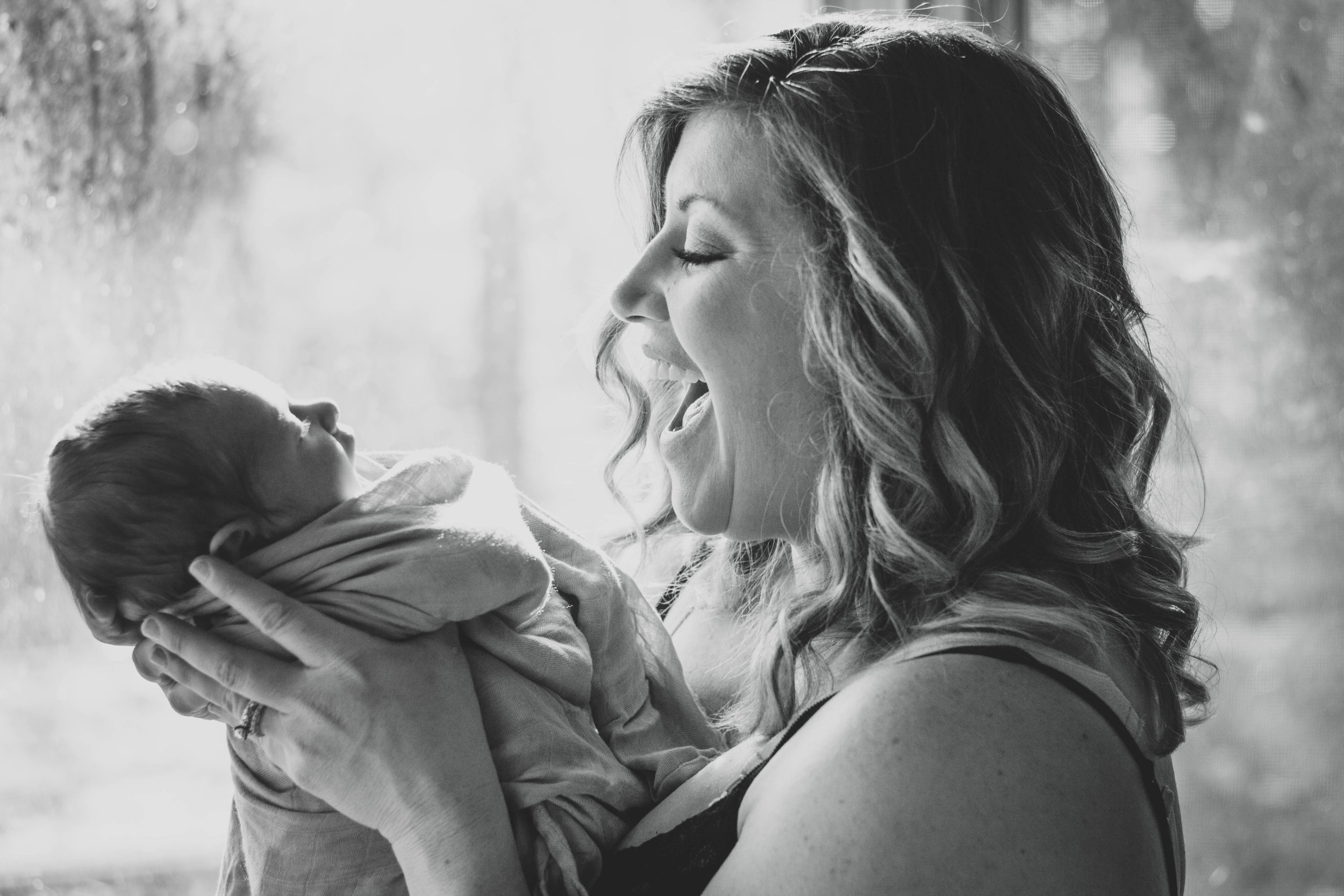 Mom with newborn baby in Lifestyle Newborn Photography | Jaime Bugbee Photography