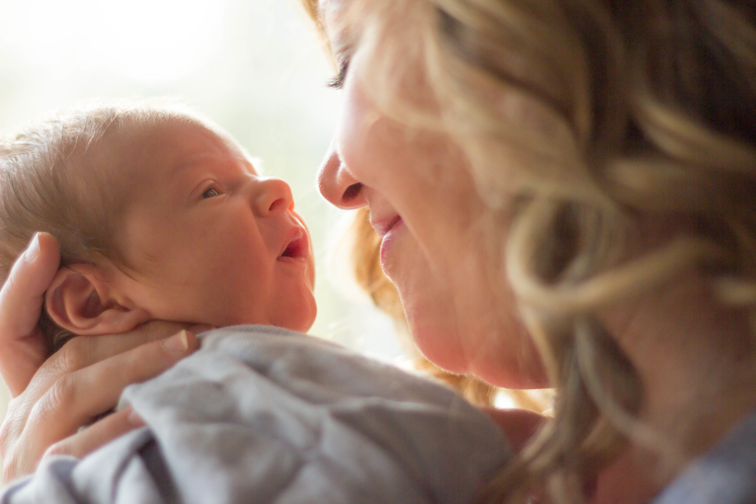 Mom with newborn Lifestyle Newborn Session Vancouver Washington Jaime Bugbee Photography