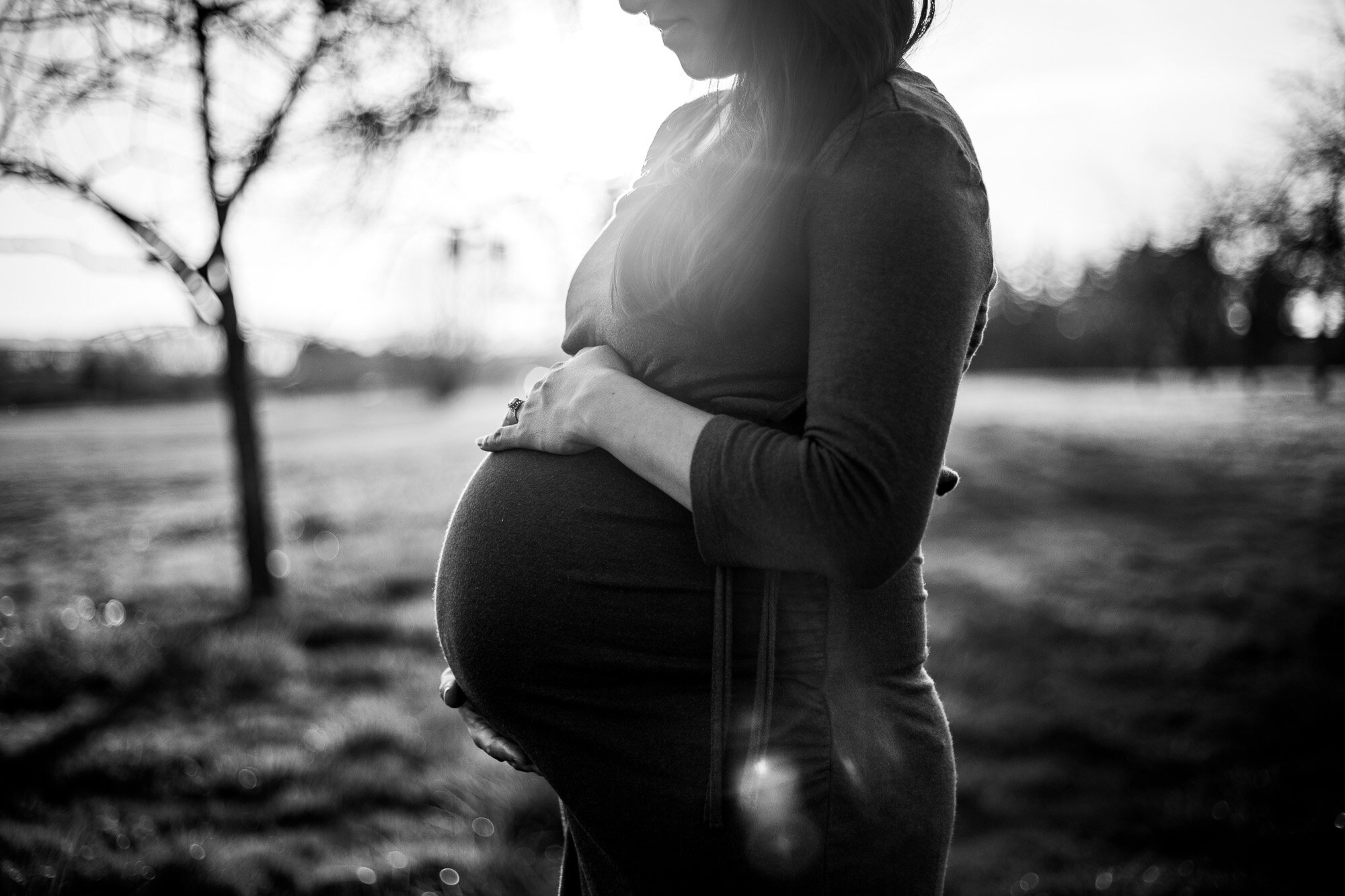 Portland Oregon maternity photography | black and white image of a pregnant mother with the sun behind her.