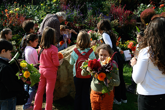  Schulkinder besuchen den Garten von Thomas und Martina in Piazzano 