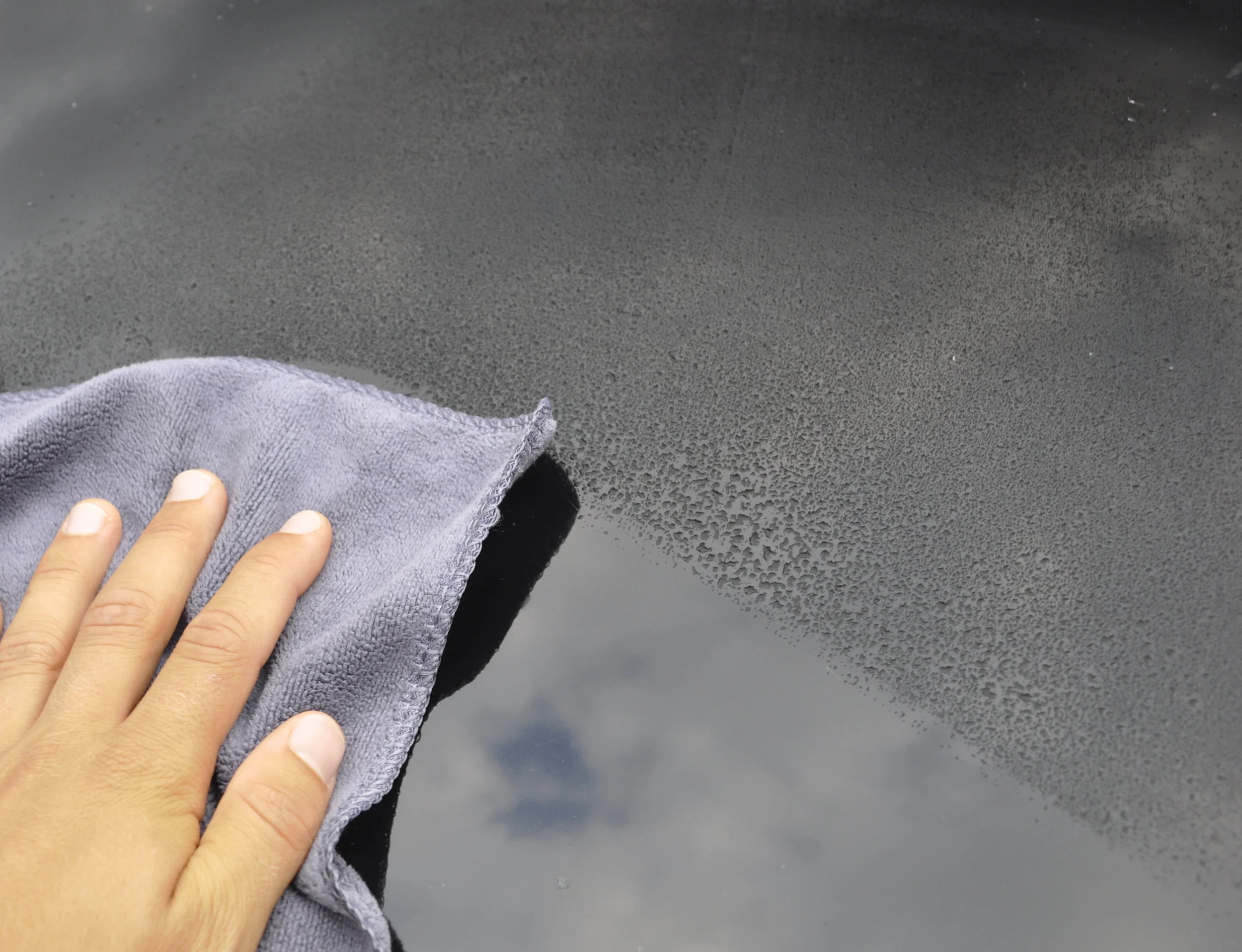Mikrofasertuch Auto und Hand.JPG