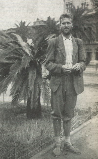 And here we have the Tuntreet legend Ole Bjerke sporting a beautiful balance of a summer suit and a sandal-sock combo. Tuntreet Fashion Board approves.