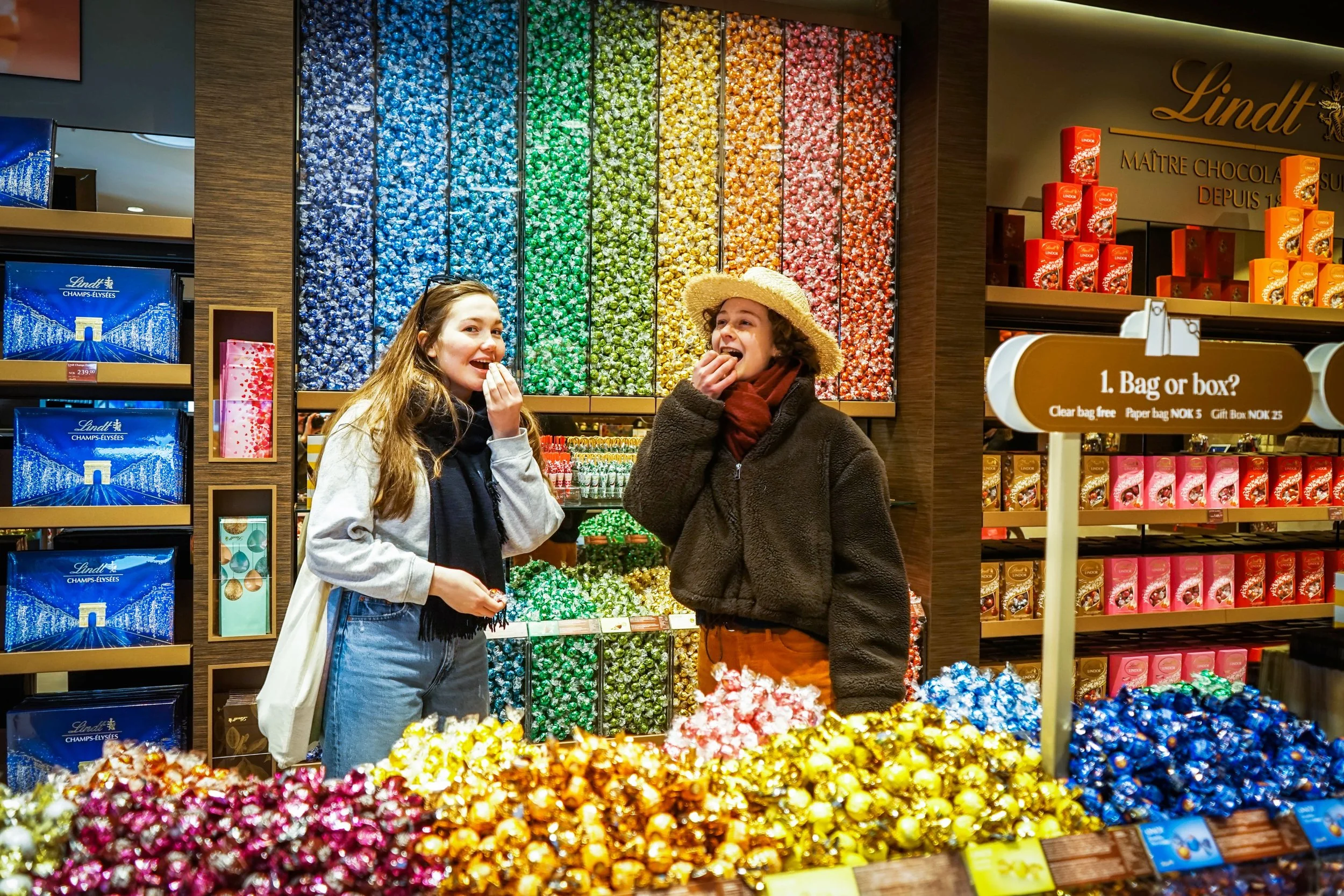 DELIKATESSER: Nyt litt Lindt-sjokolade eller en matbit fra kafé