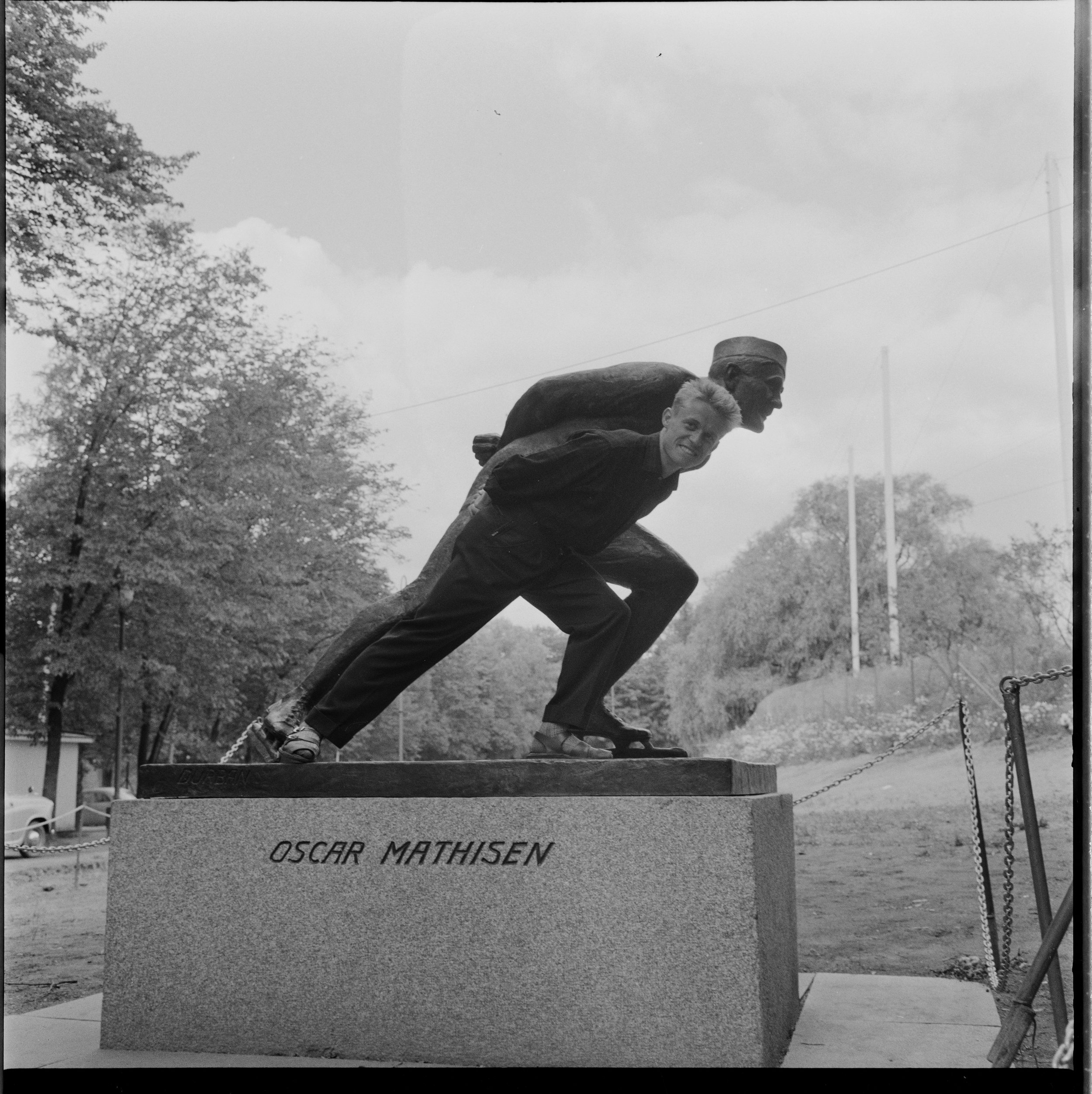 TWO SPEED SKATING KINGS: Kurt imitating the statue of speed skating king Oscar Mathisen for a report from 1959, by “Billedbladet Nå”