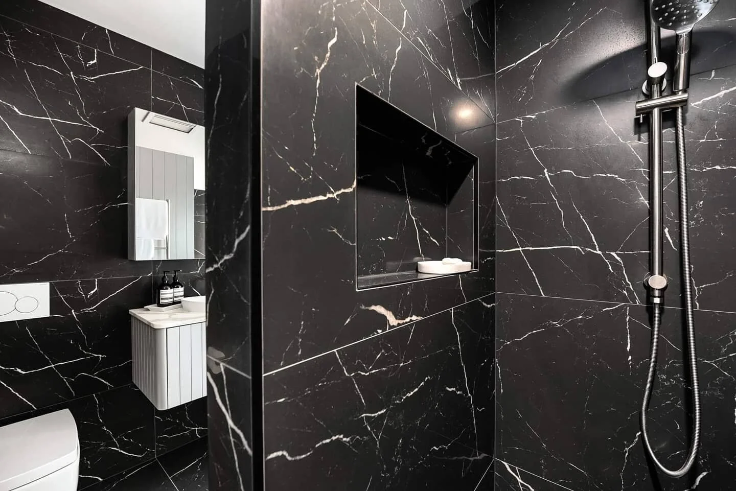 Another one of our HIA Hunter Housing and Bathroom Awards finalist bathrooms 🙌
What a stand out! This bathroom is absolute sophistication ▫️▪️
#nelsonbaybathrooms #hiafinalist #awardwinning #newbathroom #bathroomrenovation #housingawards #corlette #lizkalafphotography @lizkalafphotography