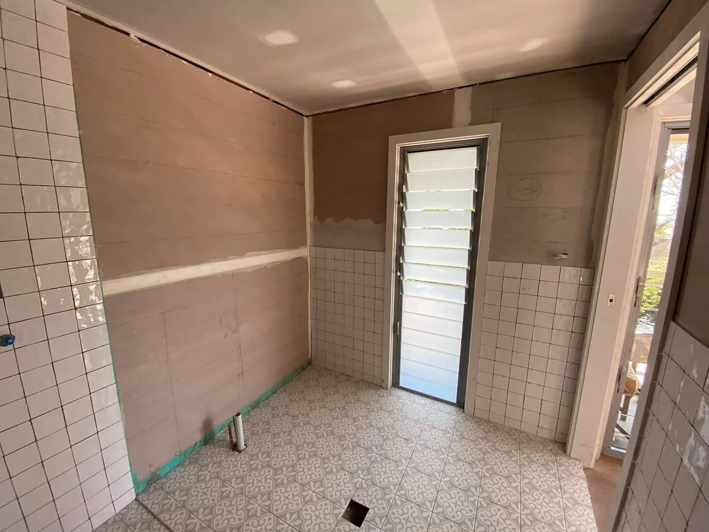 Ensuite almost complete 🚿🛁🚽#nelsonbaybathrooms #bathroomrenovation #dylanstonetiling #newensuite #nelsonbay @dylanstonetiling