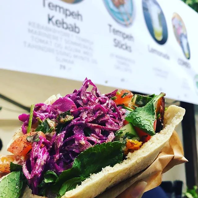 Tempeh-kebabspydet ruller igen i morgen fra kl 11.00-21.00 til @streetfood.omsoeerne 🙏🌱☀️ #plantpower #vegan #healthy #vegetarian #veganprotein #sustainability #plantebaseret #veganburger #plantbased #rainbowfood #organic #økologisk #futurefriendlyfood #vegetariskt