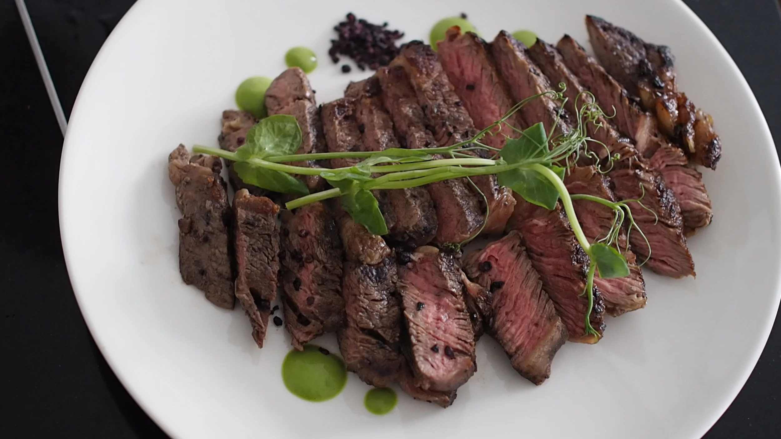 Entrecôte punaviinisuolalla ja -pippurilla