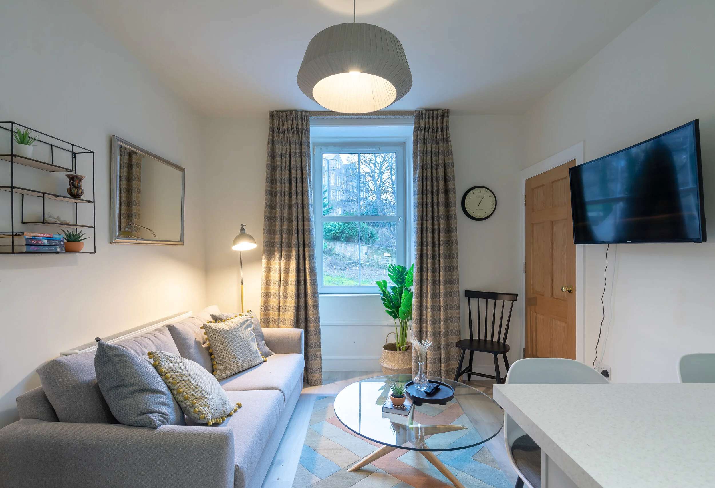 A soul space is achieved in this 1 bedroom flat in Edinburgh, making use of warm colour and inviting colour