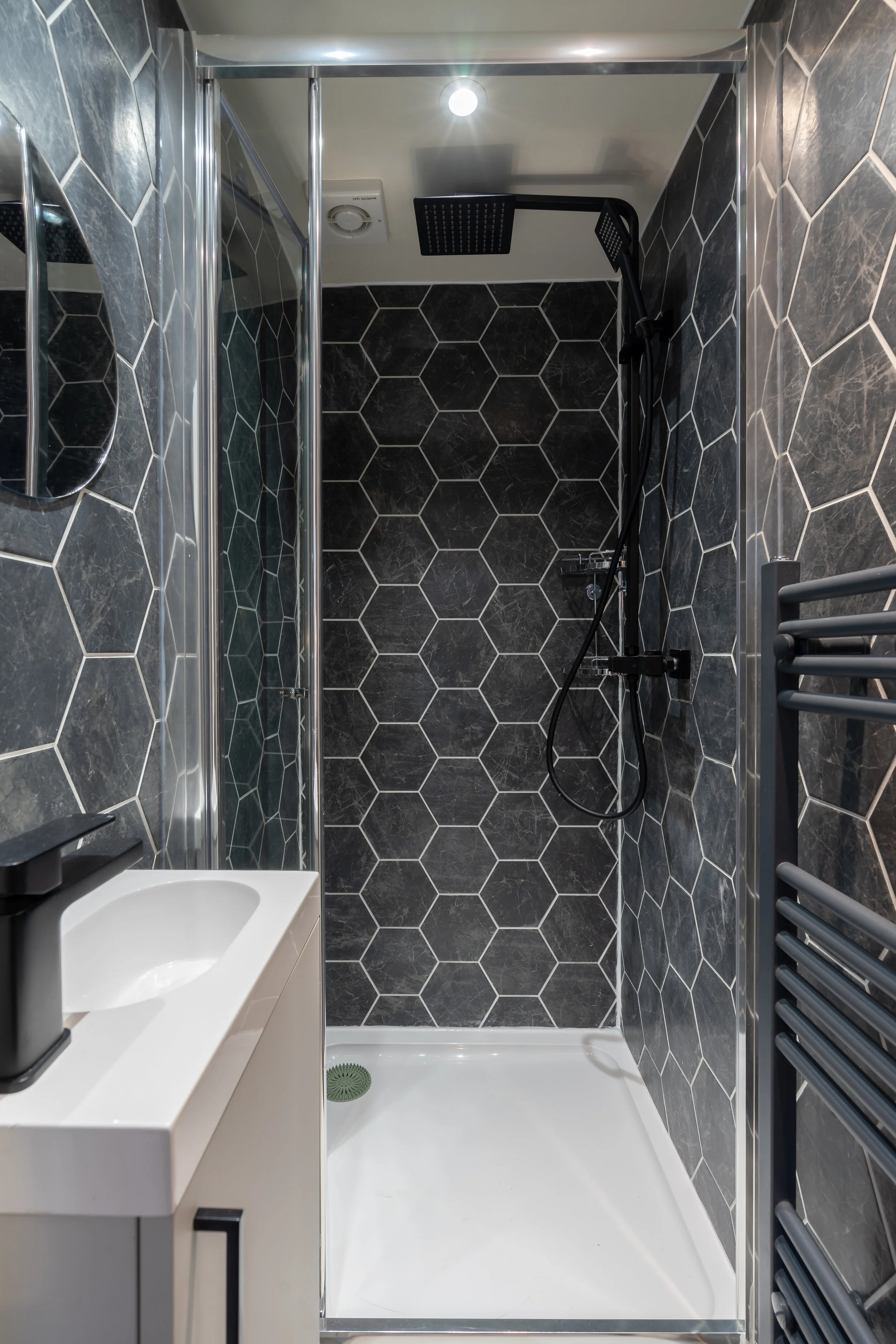 A modern bathroom is achieved in this flat in Edinburgh through the B/W scheme