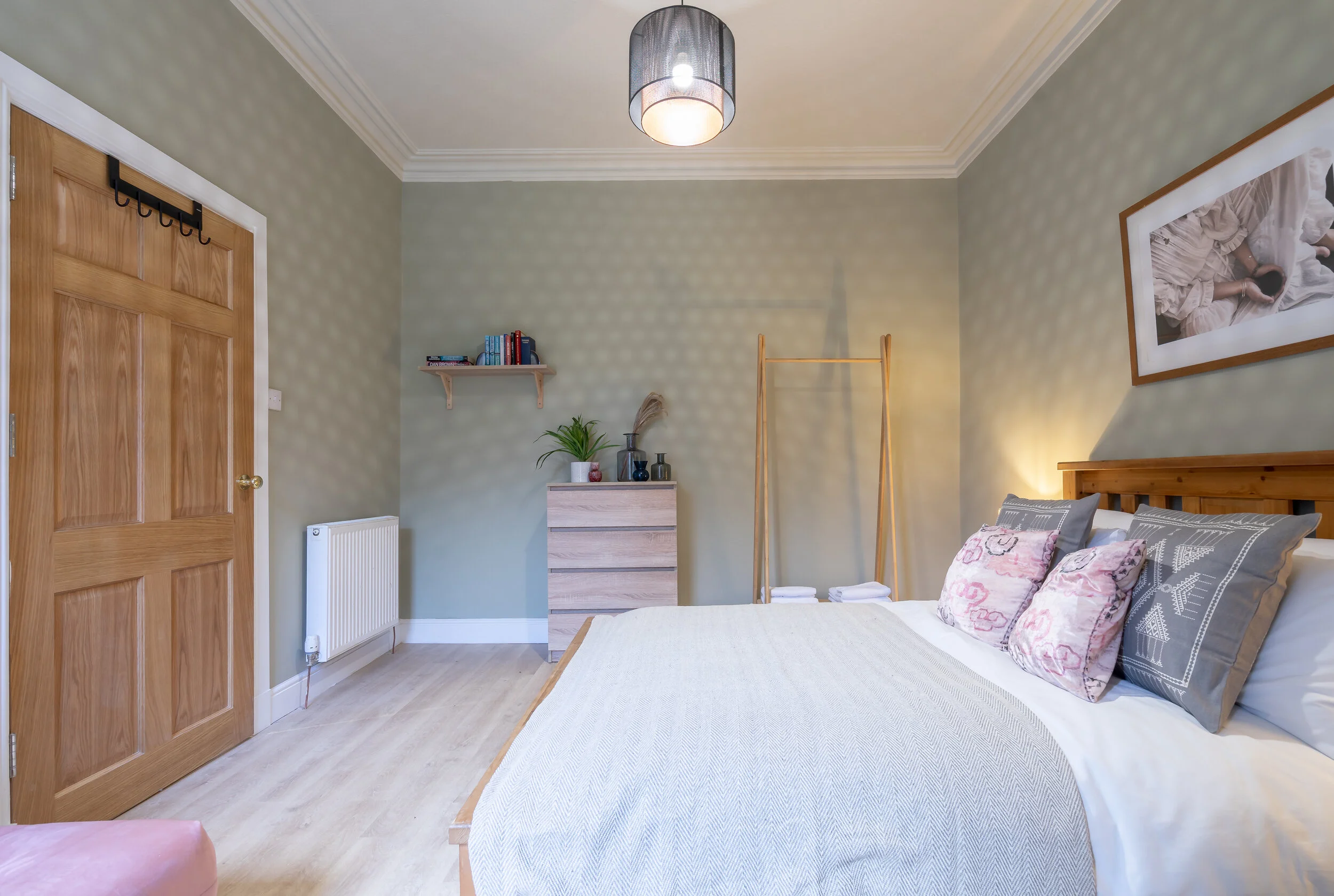 The limited budget means some second hand furniture is used. However, the modernity is not undermined after adding accessories in this flat in Edinburgh
