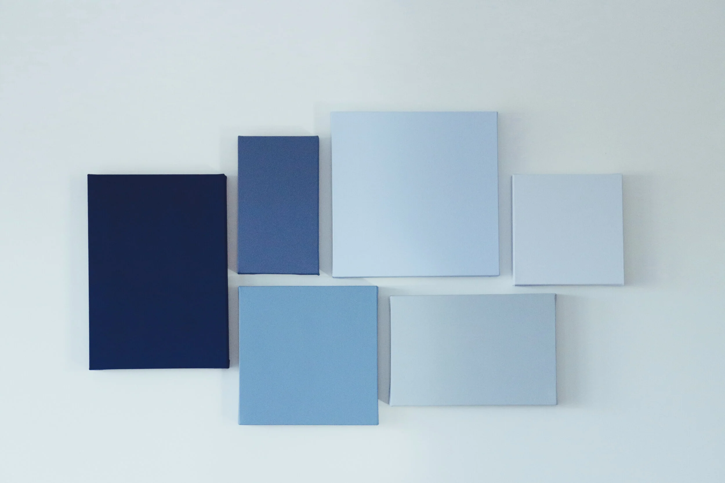 Blue is always a colour that brings peacefulness, inner calm. This colour palette reminds me of the blissful sea breeze