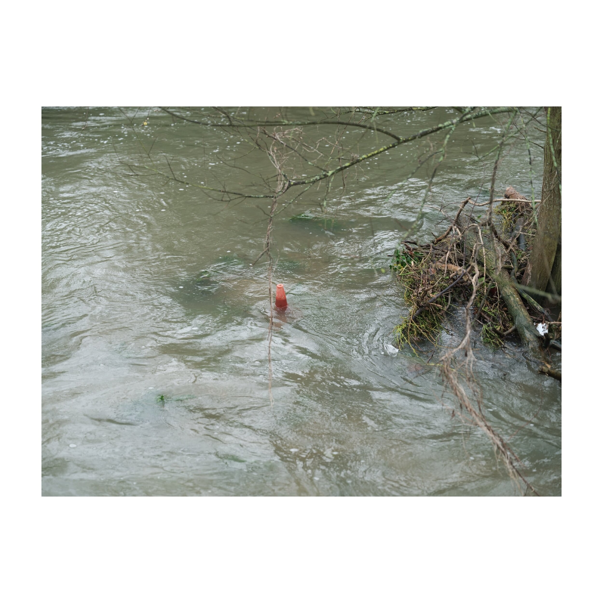 Going under. 
.
.
.
.
.
#canterbury #greatstour #river #trafficcone @situationist_international