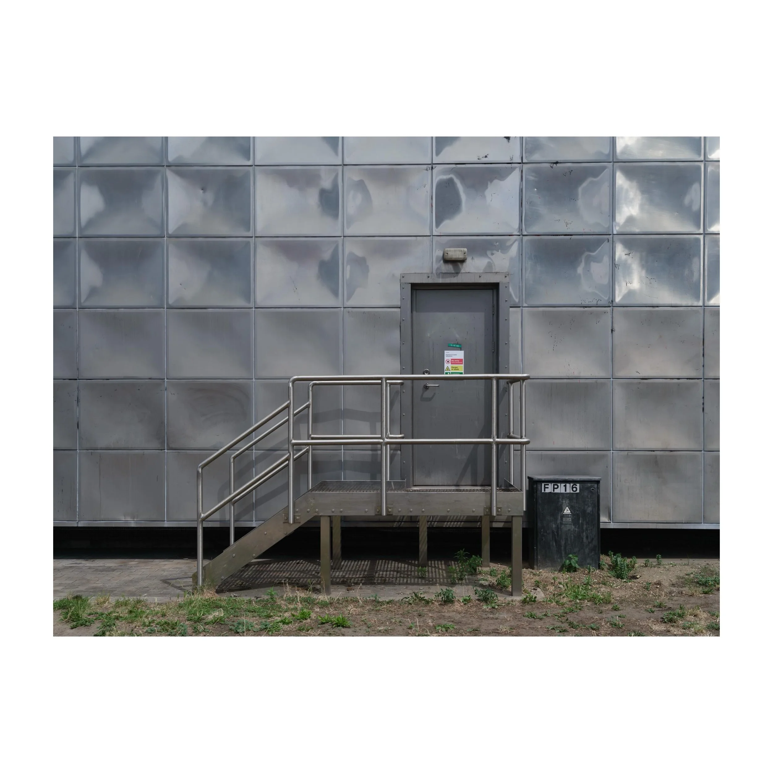 171/365
Secret level entrance in Elephant and Castle.
.
.
.
.
.
#secret #secretentrance #elephantandcastle #london #gfx100sii