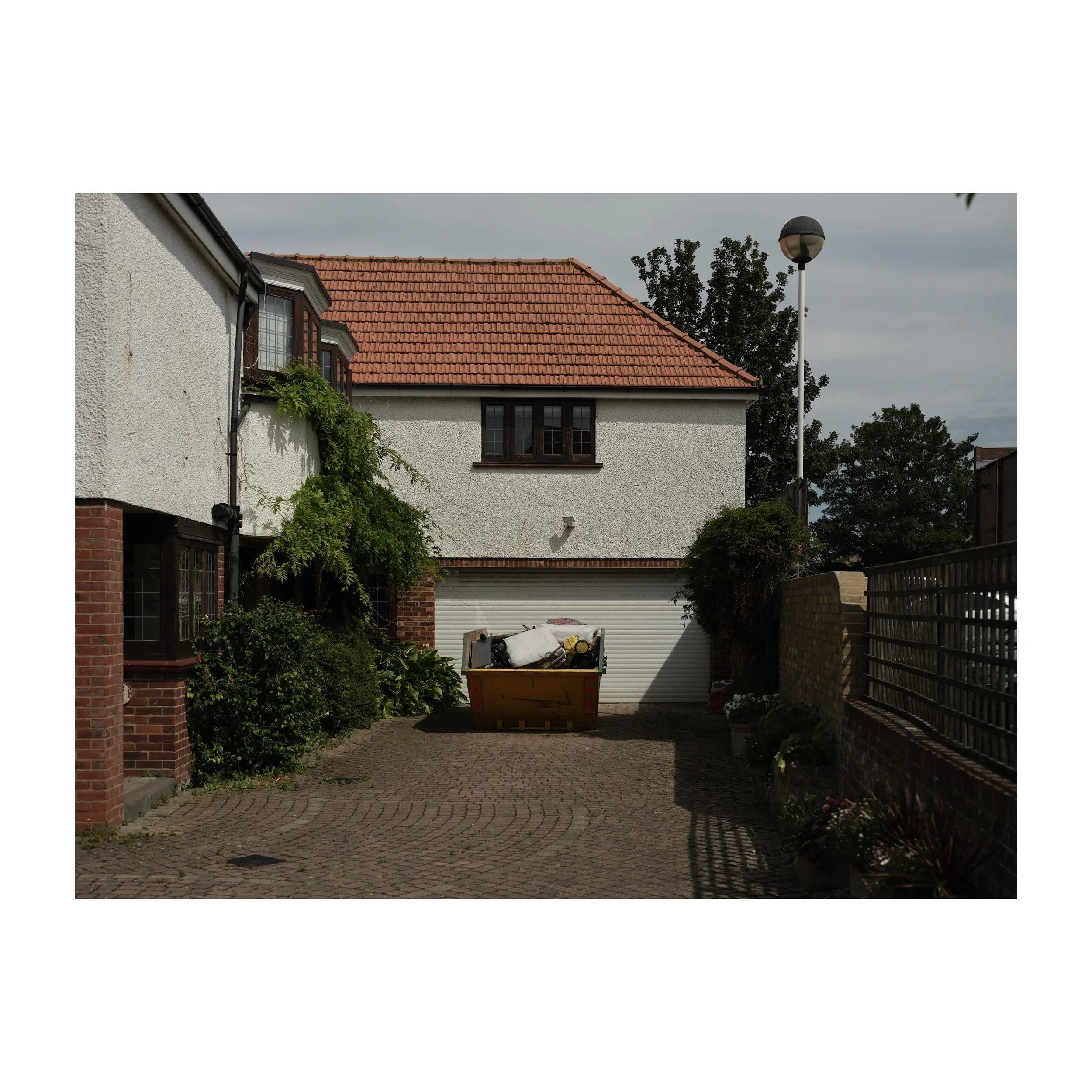 Surely the placement of this skip is going to be annoying. 3/4
.
.
.
.
.
#skip #garagedoor #driveway #blockedgarage #fujifilm