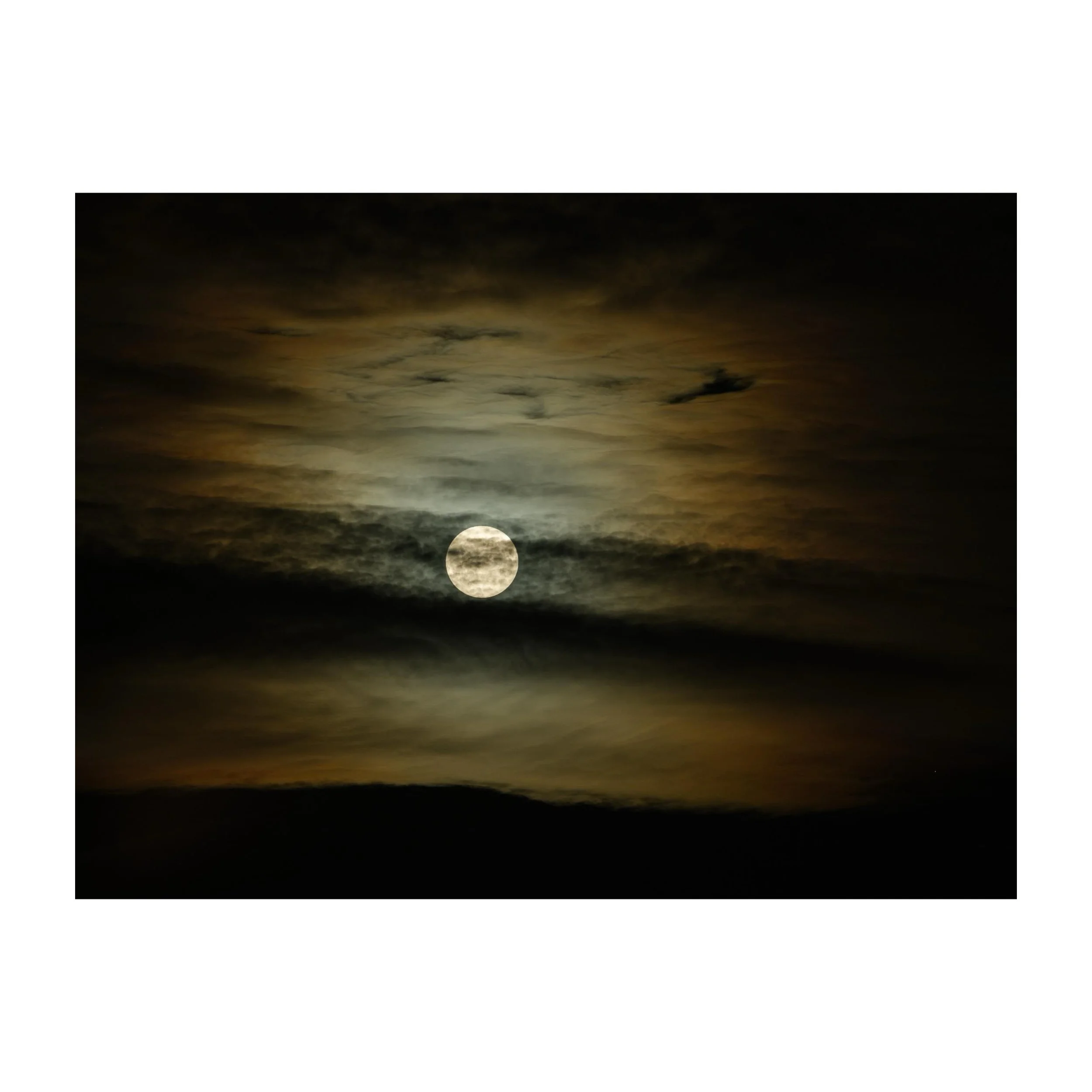 181/365
Early morning moon through the clouds.
.
.
.
.
.
#moon #nightsky #themoon #astronomy #pentax645400mm